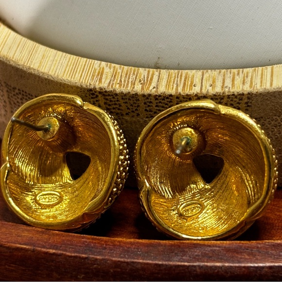 Vintage signed Avon textured gold tone love knot stud earrings - Picture 3 of 5